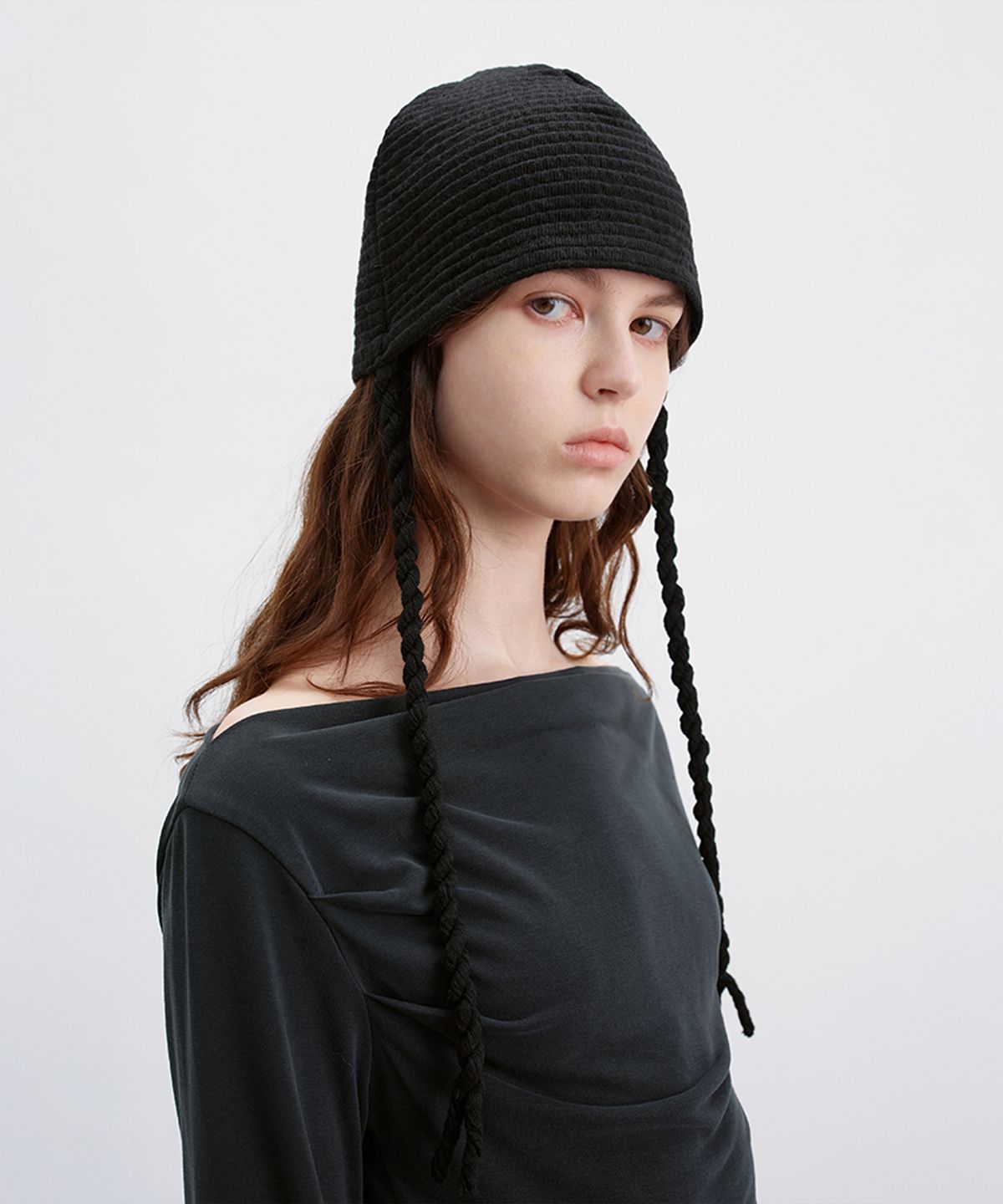 시메트릭 퍼센트(SYMMETRICPERCENT) Braided Strap Ribbed Beanie / Black