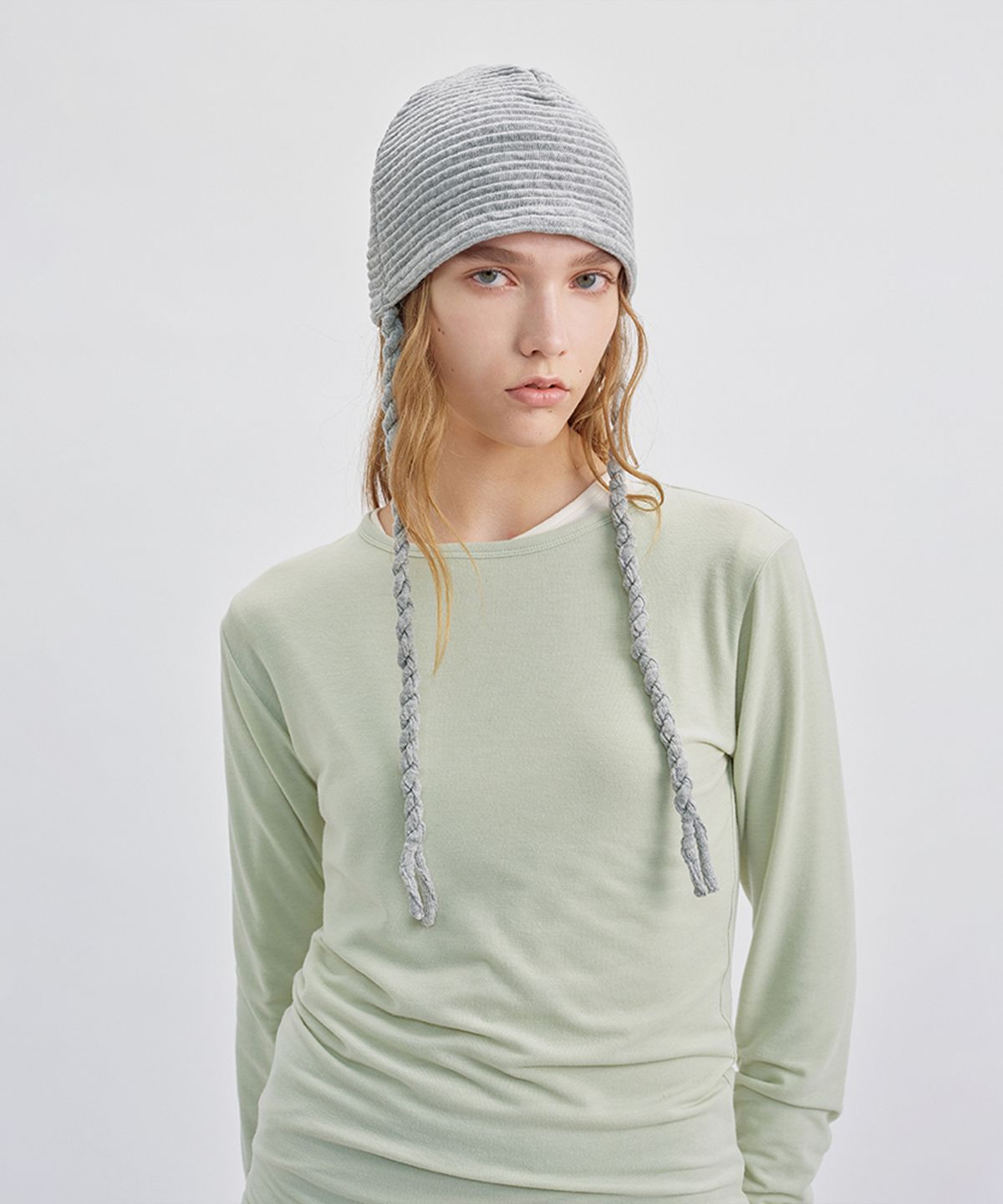 시메트릭 퍼센트(SYMMETRICPERCENT) Braided Strap Ribbed Beanie / Grey