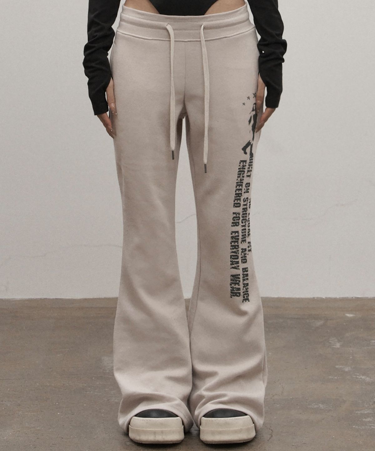 카키포인트(KHAKIPOINT) Distort Bootcut Pants (beige)
