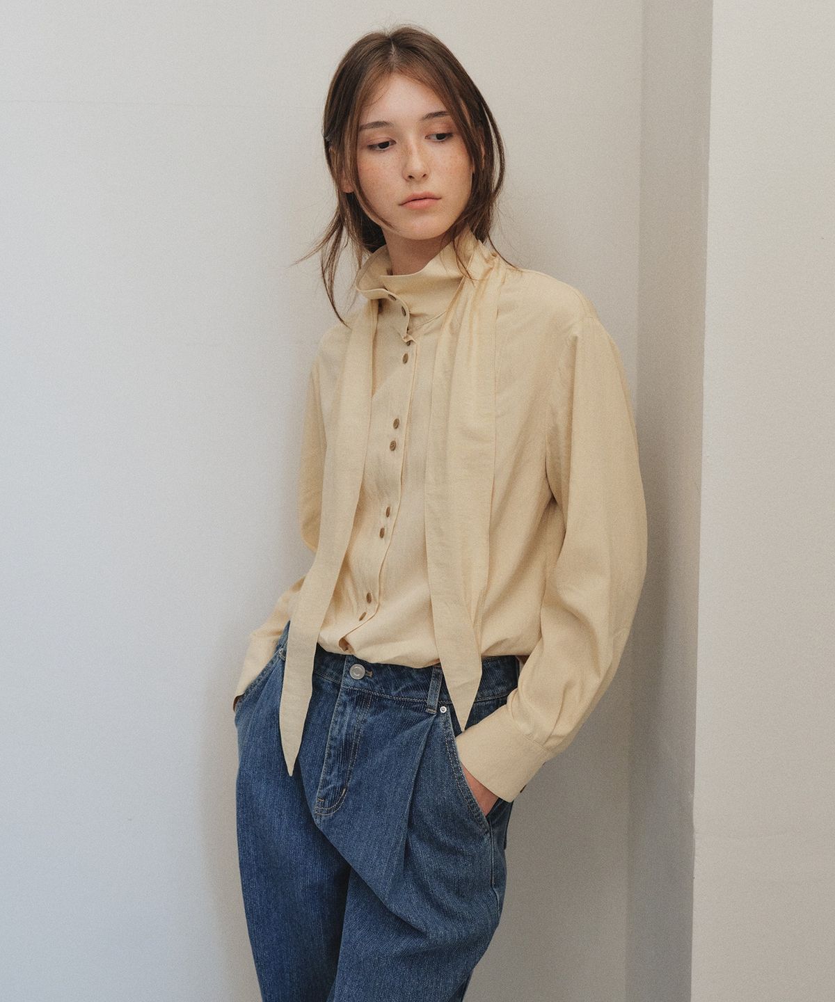 올리브 데 올리브(OLIVE DES OLIVE) 배색 단추 스카프 장식 블라우스 OW6AB8010