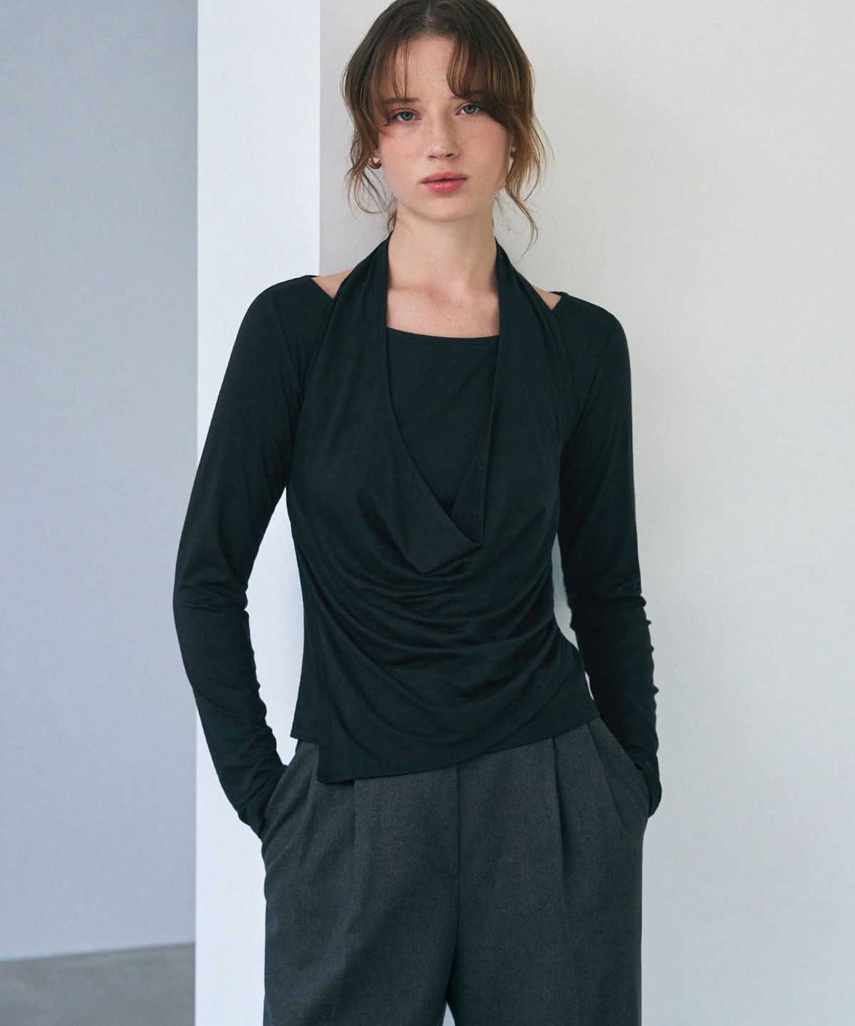 드로우핏 우먼(DRAWFIT WOMEN) 드레이프 홀터넥 레이어드 롱 슬리브 티셔츠 [BLACK]
