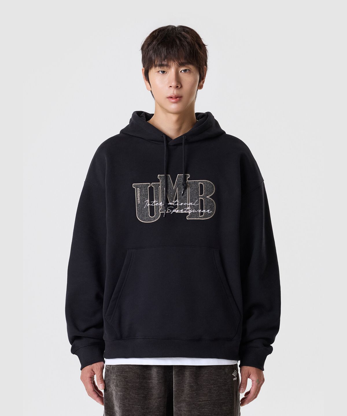 엄브로(UMBRO) 기모 아플리케 후드 티셔츠 블랙 UR421CHDO4