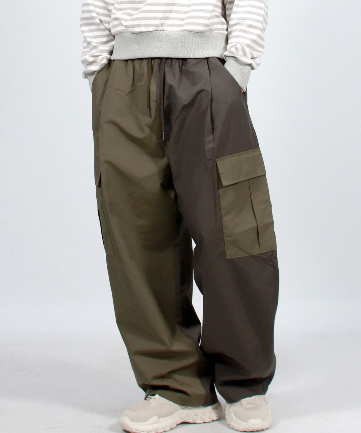드마크(DEMARC) M Asymmetrical tone on tone Cargo Wide track pants - Khaki