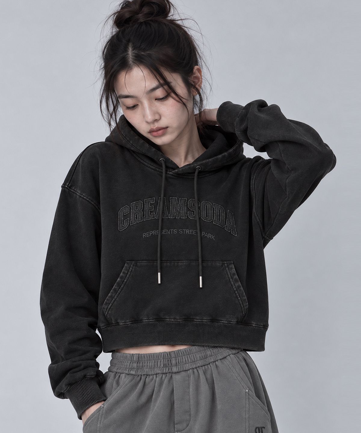 크림소다랩(CREAM SODA LAB) 피그먼트 패치워크 로고 크롭 후드티 블랙