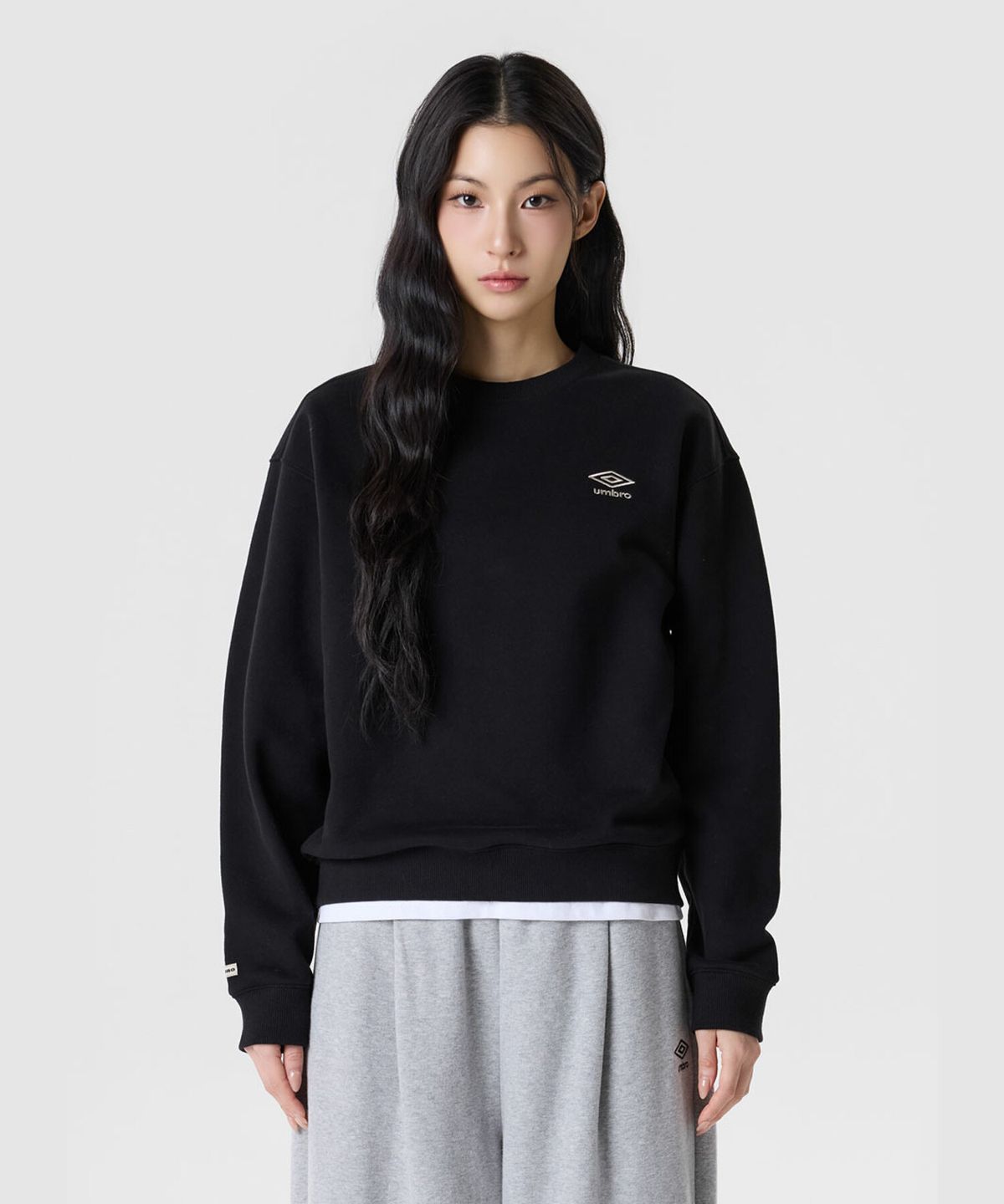 엄브로(UMBRO) 에센셜 기모 스몰로고 맨투맨 블랙 UR423CFSO1