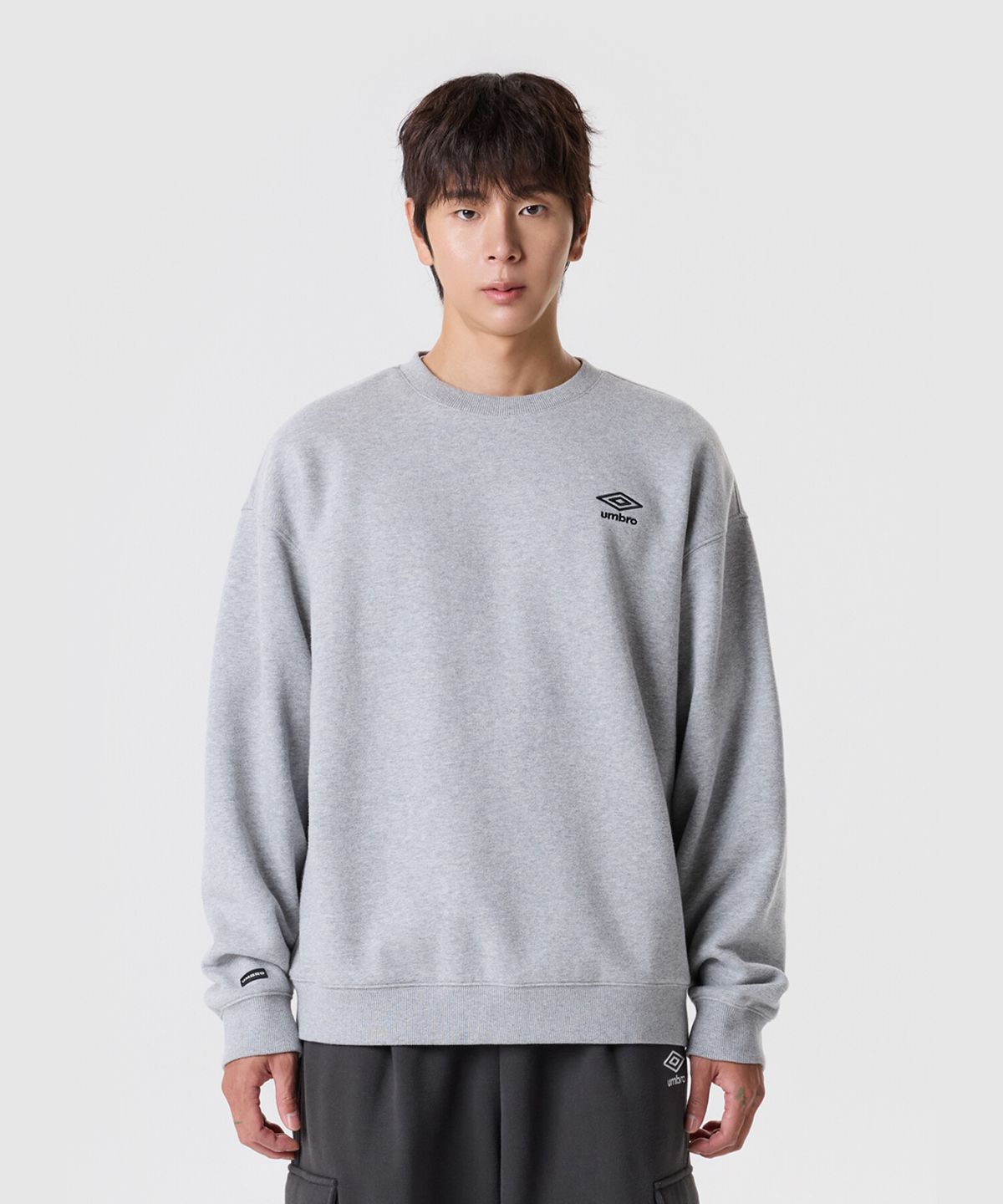 엄브로(UMBRO) 에센셜 기모 스몰로고 맨투맨 그레이 UR423CFSO1