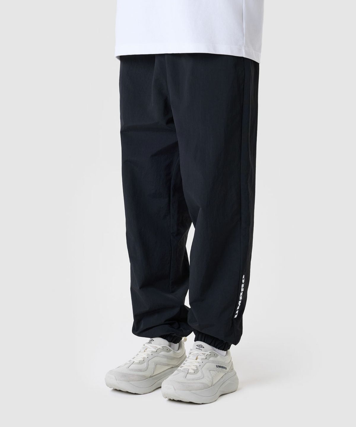 엄브로(UMBRO) 팝러쉬 조거 팬츠 블랙 UR323CPT98