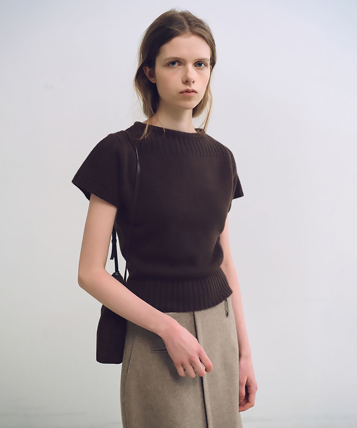 아우브아워(AUBOUR) boat-neck half knit (dark brown)