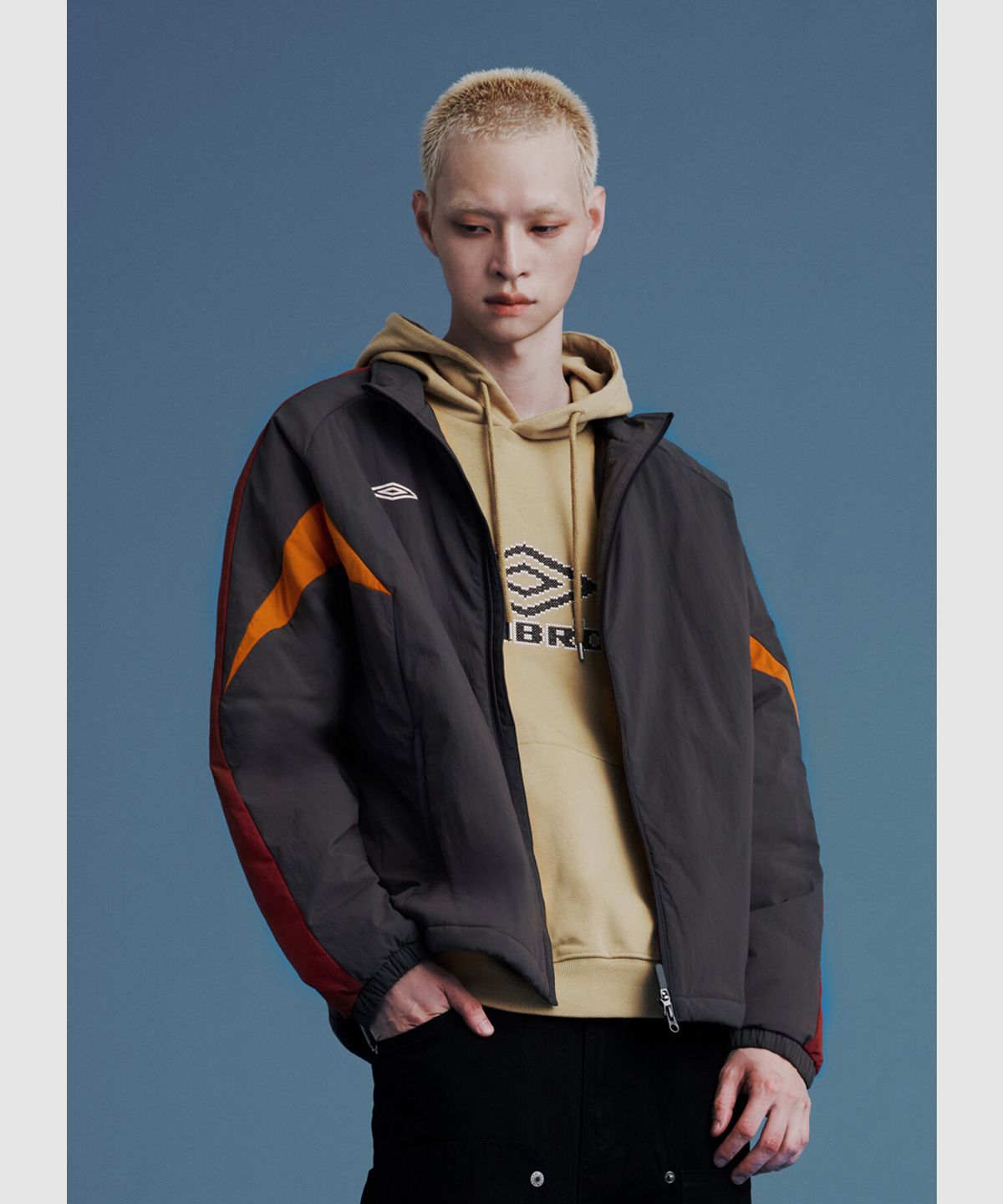 엄브로(UMBRO) 아이코닉 인슐레이션 스탠넥 자켓 차콜 UR421SPJN9