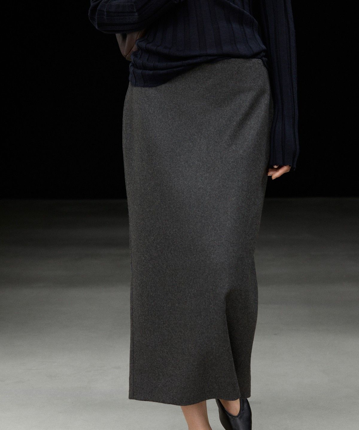마시모두띠(MASSIMO DUTTI) 스웨이드 울 블렌드 스트레이트 미디 스커트