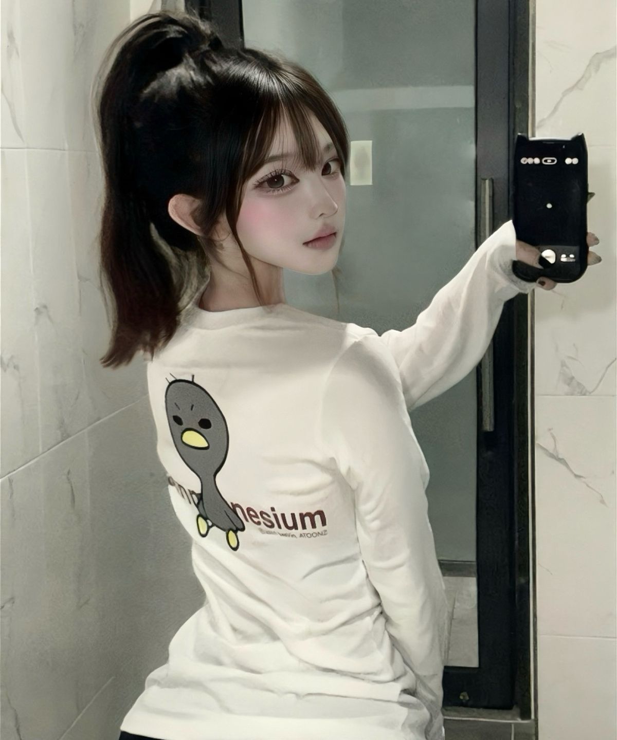 탄산마그네슘(TANSANMAGNESIUM) 안녕자두야X탄산 앉은 꼬꼬 롱슬리브 (화이트)