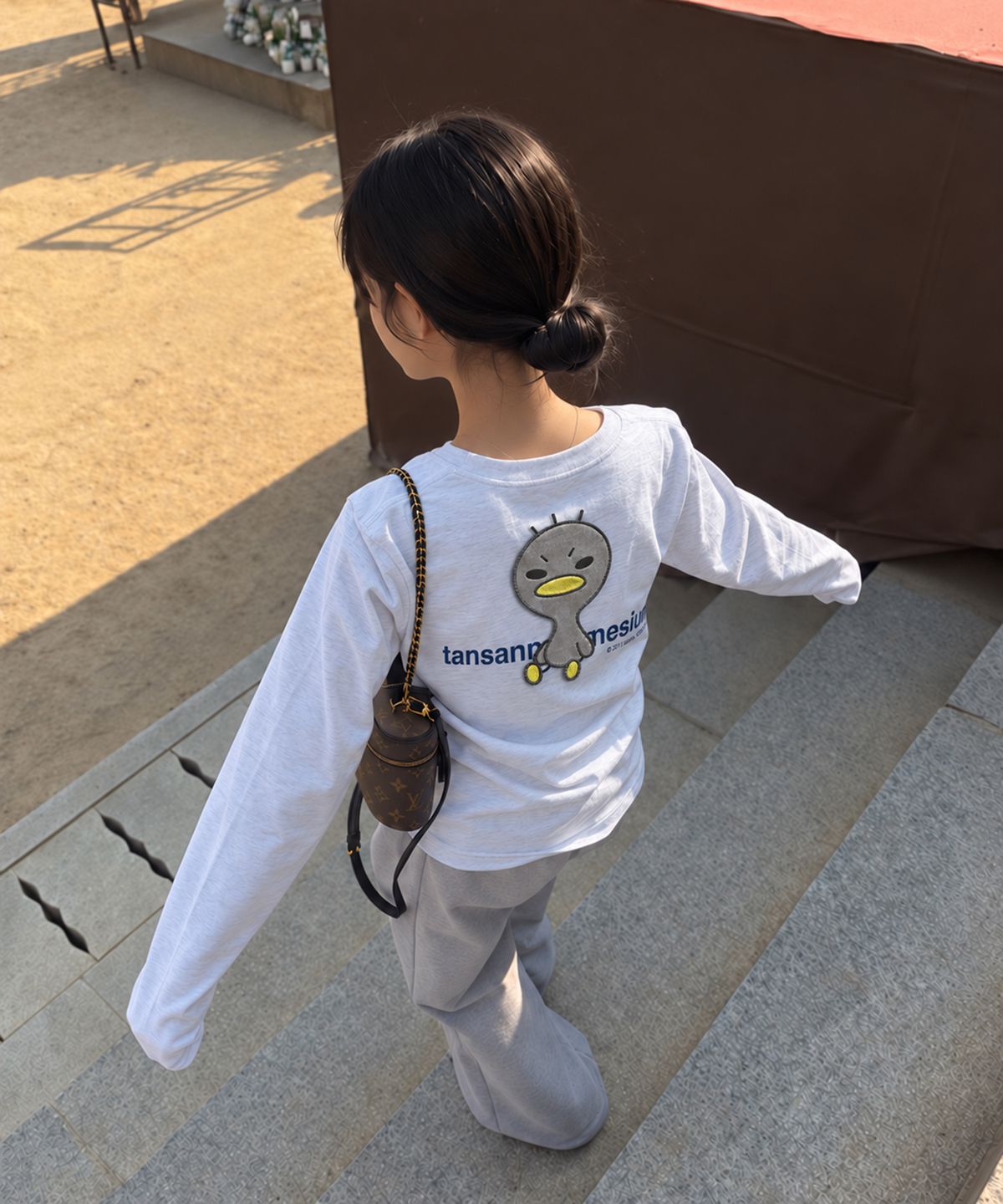 탄산마그네슘(TANSANMAGNESIUM) 안녕자두야X탄산 앉은 꼬꼬 롱슬리브 (스카이블루)