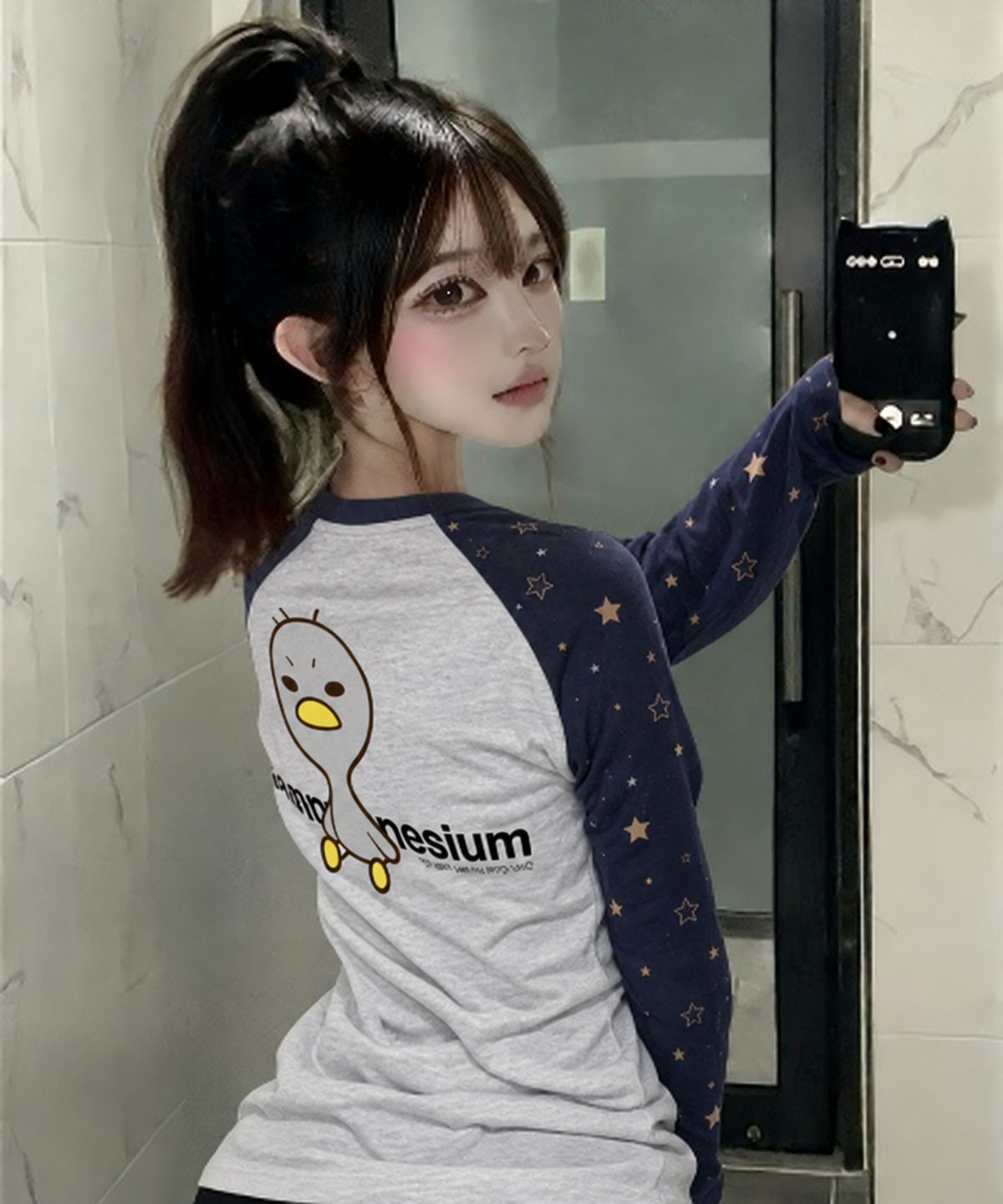 탄산마그네슘(TANSANMAGNESIUM) 안녕자두야X탄산 앉은 꼬꼬 롱슬리브 (네이비)