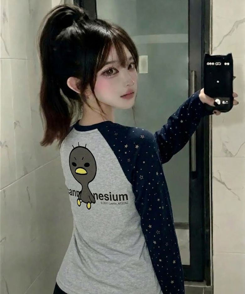 안녕자두야X탄산 앉은 꼬꼬 롱슬리브 (네이비)