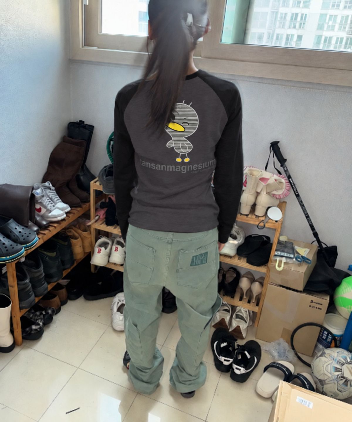 탄산마그네슘(TANSANMAGNESIUM) 안녕자두야X탄산 윙크 꼬꼬 롱슬리브 (차콜)