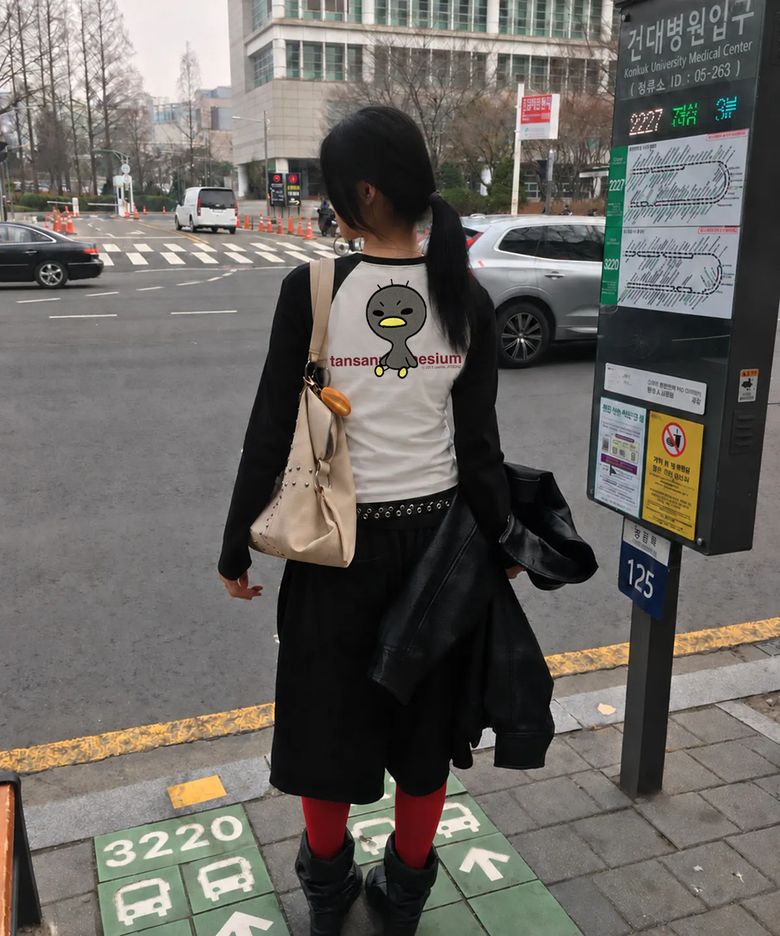 안녕자두야X탄산 앉은 꼬꼬 롱슬리브 (화이트/블랙)