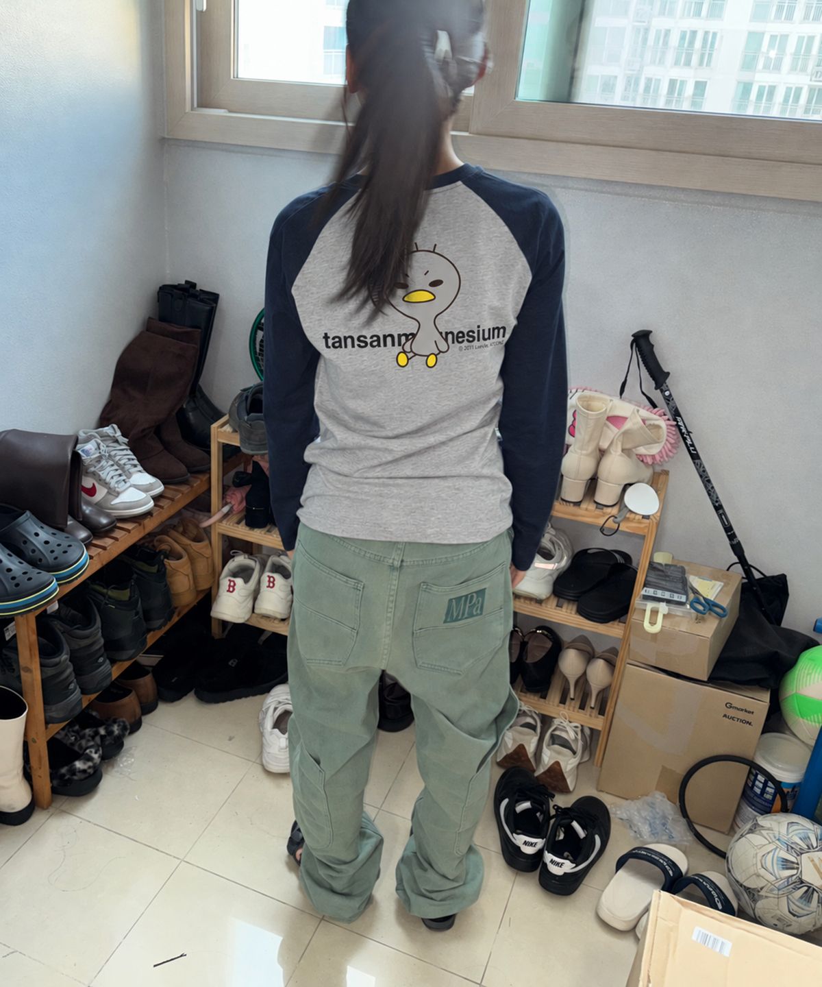 탄산마그네슘(TANSANMAGNESIUM) 안녕자두야X탄산 앉은 꼬꼬 롱슬리브 (그레이/네이비)