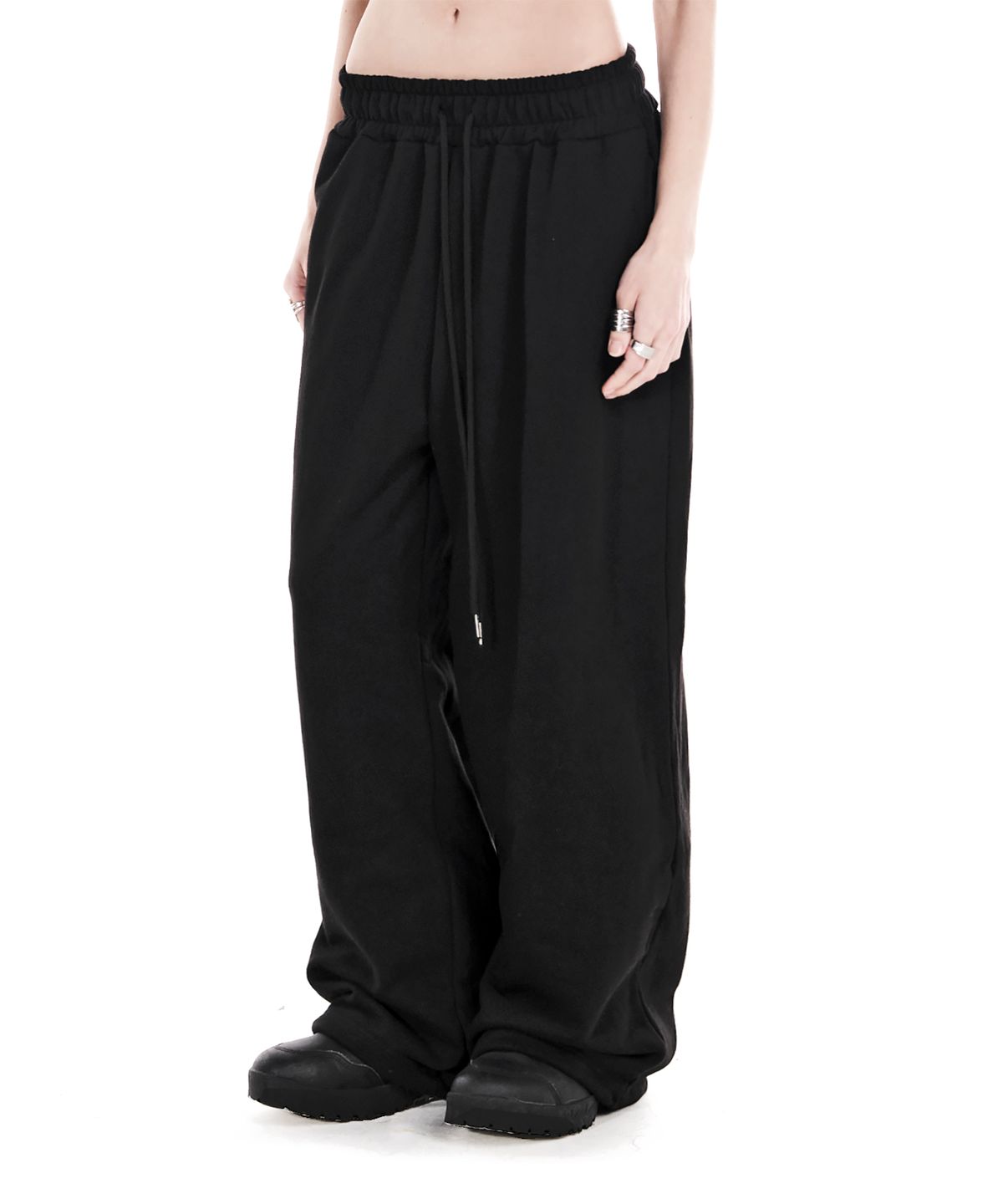 이양(EYANG) PARTY GIRL HOTFIX SET SWEATPANTS BLACK