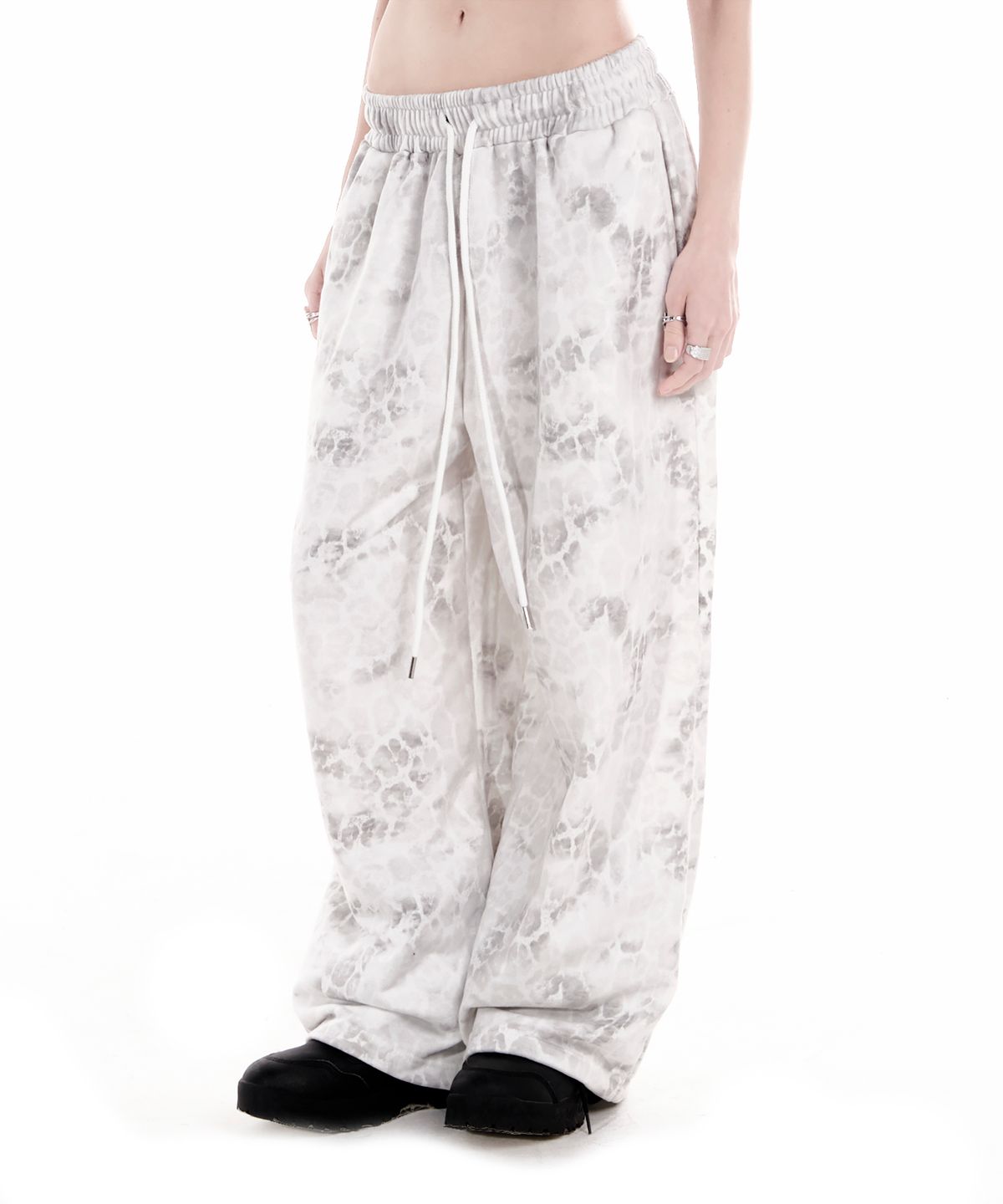 이양(EYANG) PARTY GIRL HOTFIX SET SWEATPANTS WHITE LEOPARD