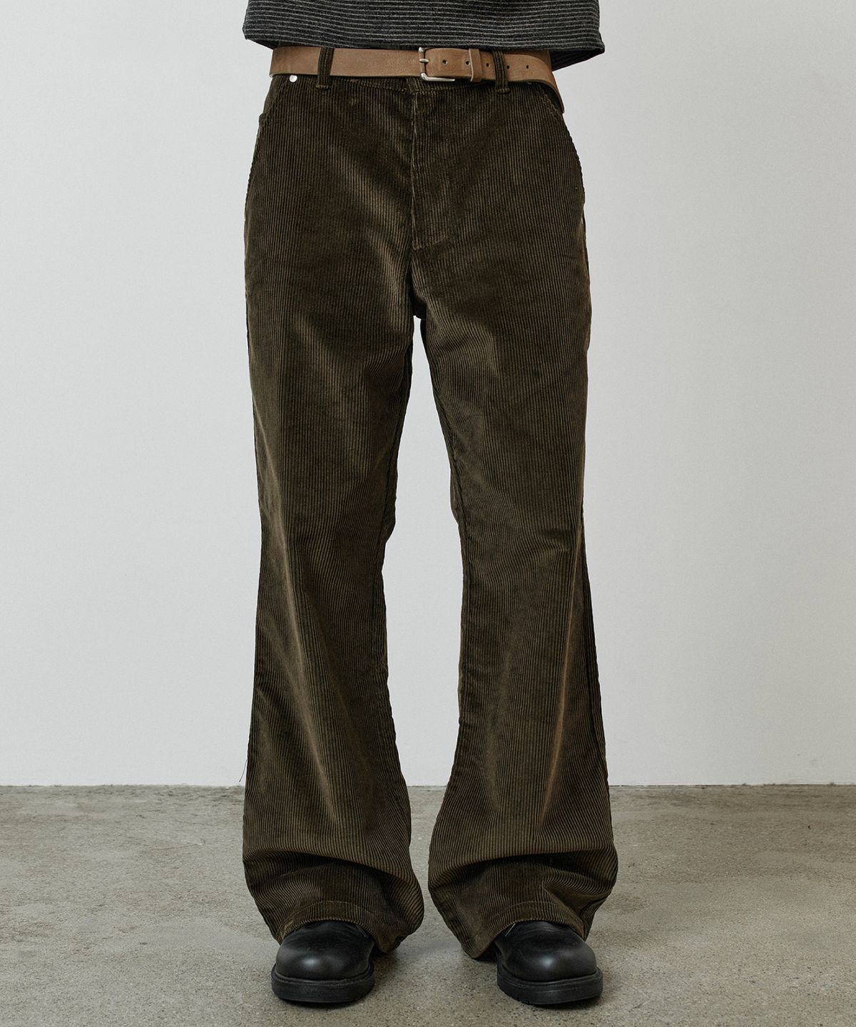 카네이테이(KANEITEI) CORDUROY FLARE PANTS (BROWN)