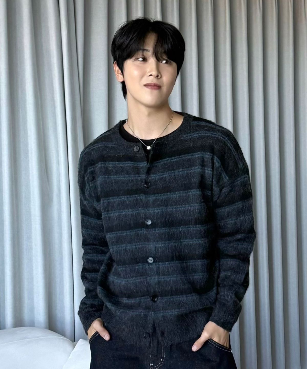 카네이테이(KANEITEI) WASHABLE BRUSHED STRIPE ROUND CARDIGAN (CHARCOAL)
