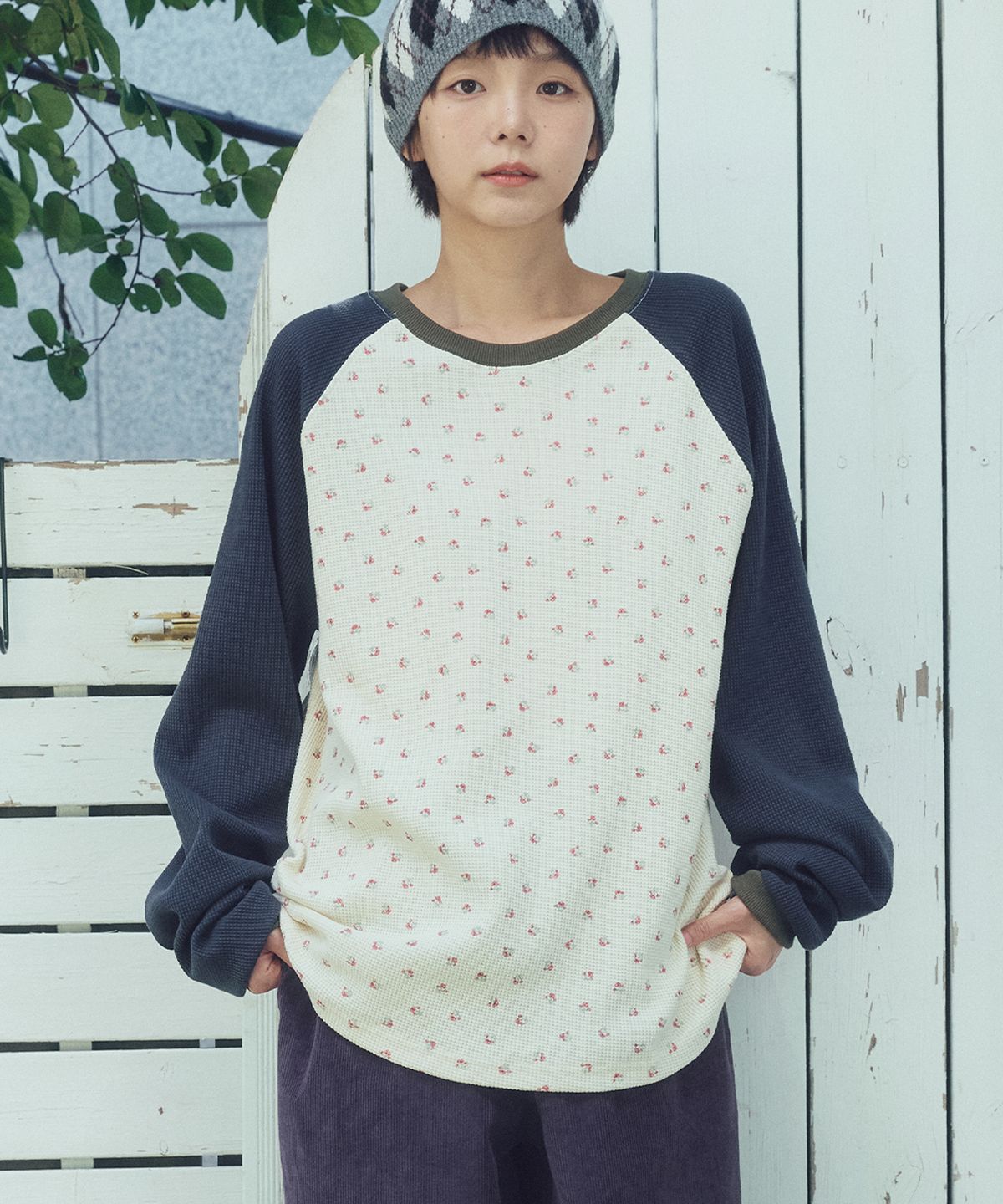 쿠키시(KOOKEESEE) 타이니 플라워 와플 래글런 티 (네이비/아이보리)