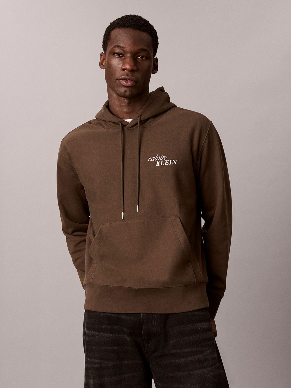 캘빈클라인 진(CALVIN KLEIN JEANS) 프리미엄 테리 레프트 체스트 백 그래픽 후드티 4RJ222G T28