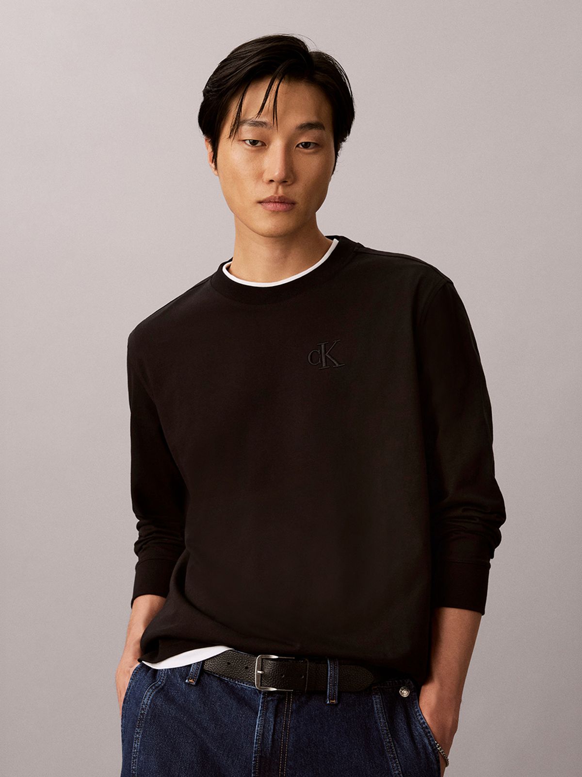 캘빈클라인 진(CALVIN KLEIN JEANS) 릴렉스 벨벳 백 모노로고 그래픽 긴팔 티셔츠 4RJ263G UB1
