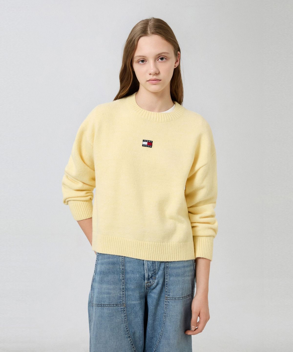 타미진스(TOMMY JEANS) 플러피 배지 스웨터 (T32G7KTO18TWT1ZF9)