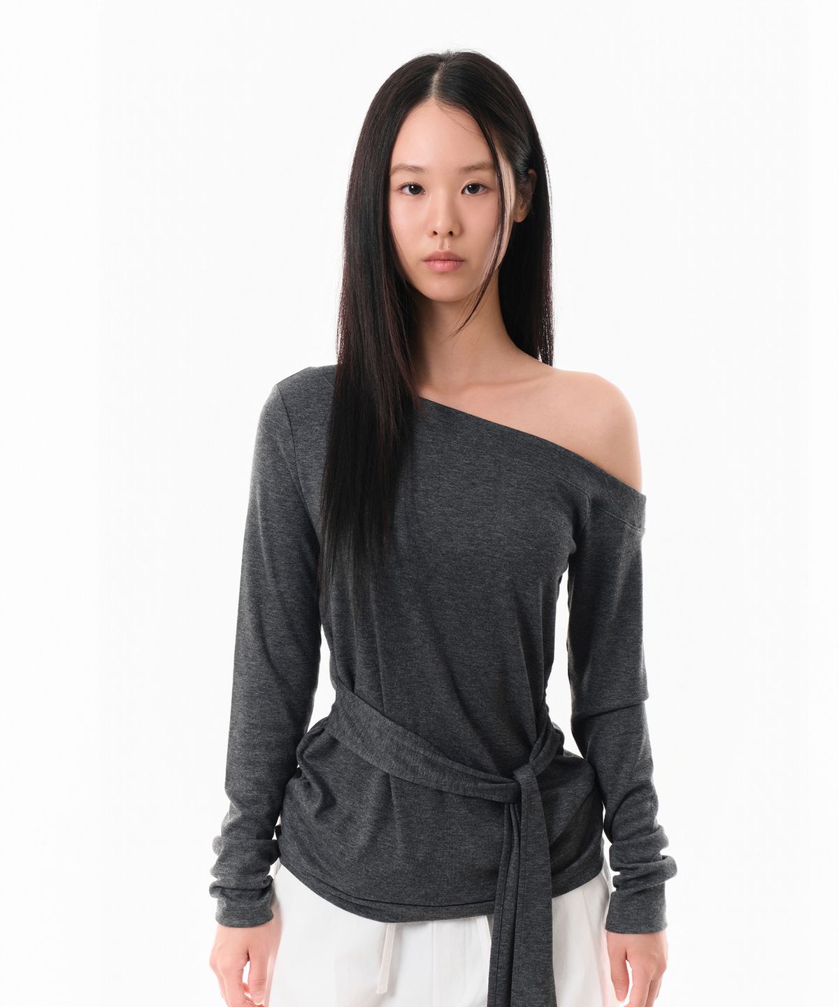 다이브인 우먼(DIVEIN WOMEN) BELTED ONE SHOULDER LONG SLEEVE (GRAY)