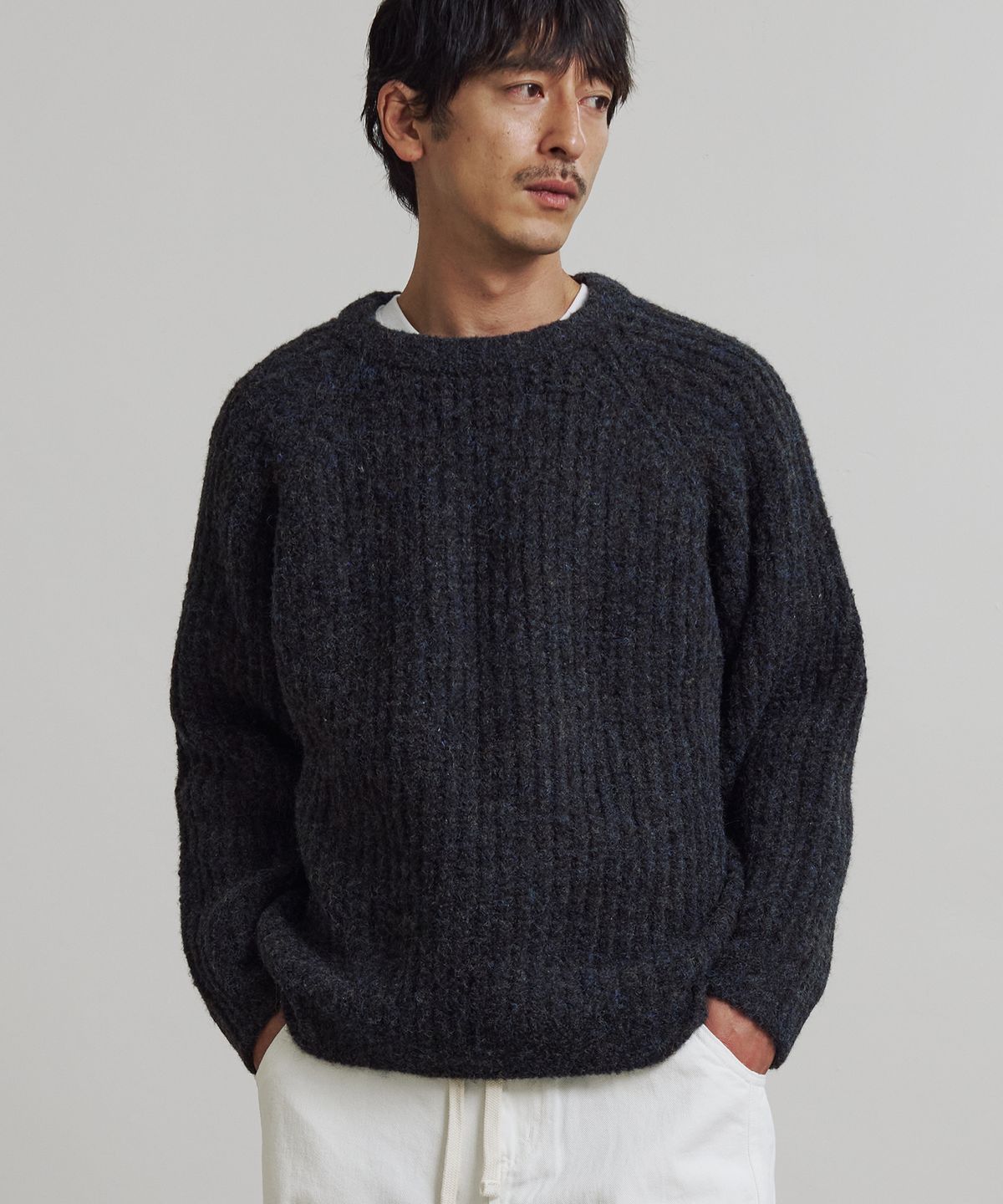 니티드(KNITTED) (UNISEX) 부클 래글런 와플 크롭 라운드 니트 MULTI BLACK