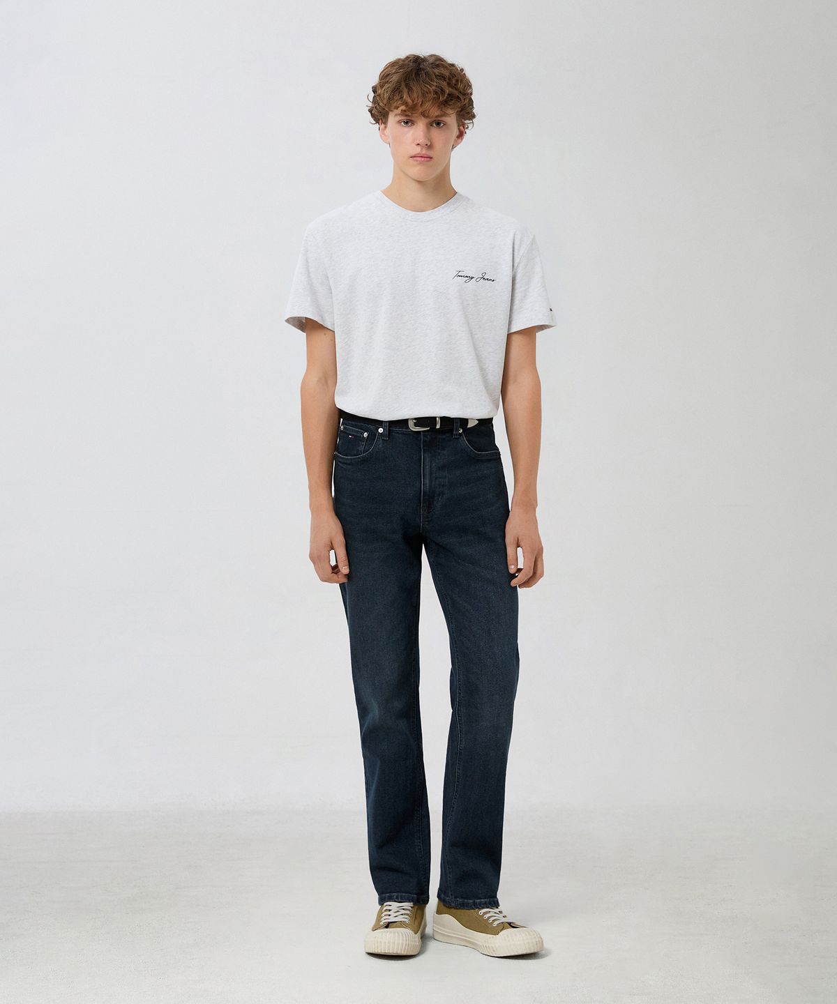 타미진스(TOMMY JEANS) 스캔톤 슬림 스트레이트 핏 브러쉬드 데님 팬츠 (T32G6NES16TML11BK)