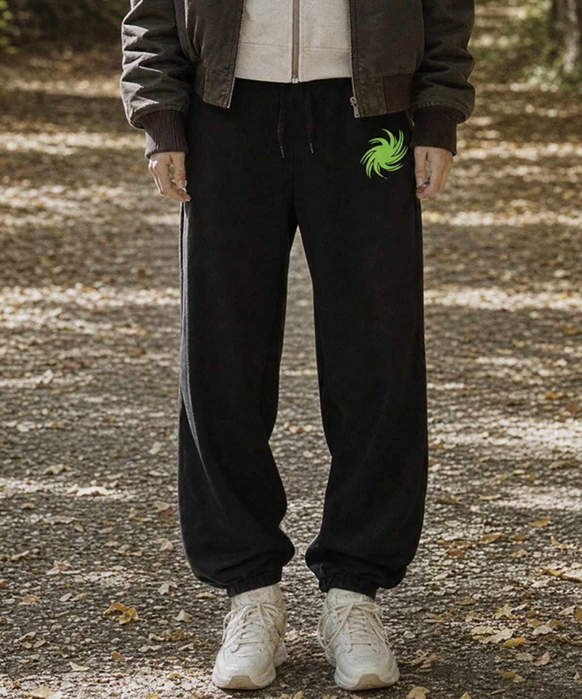 트립션(TRIPSHION) GREEN STORM LOGO 스웨트 팬츠 - 5 컬러