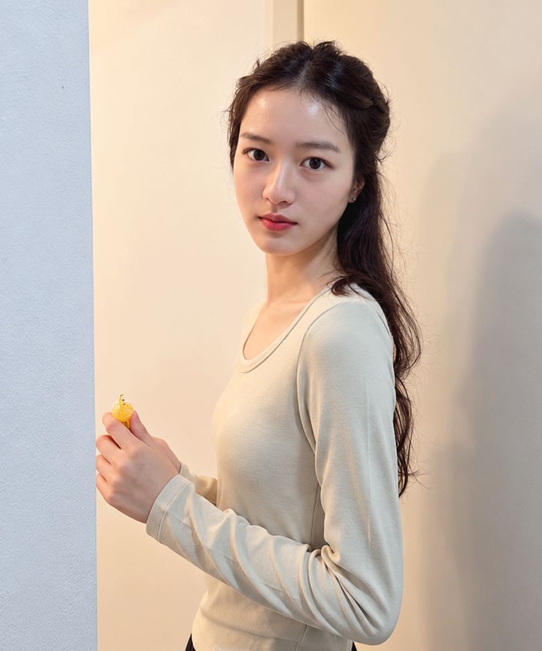 포인트 숄더 슬림핏 롱슬리브 아이보리