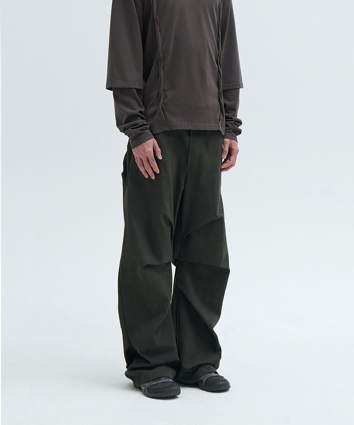 카사카사(KASAKASA) Pleated Pants Charcoal