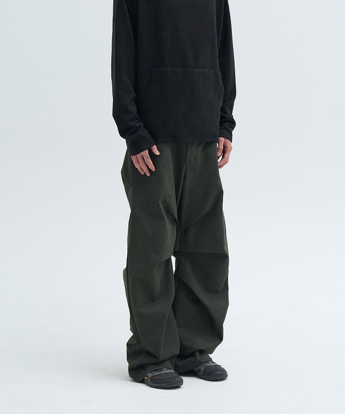 카사카사(KASAKASA) Pleated Pants Charcoal