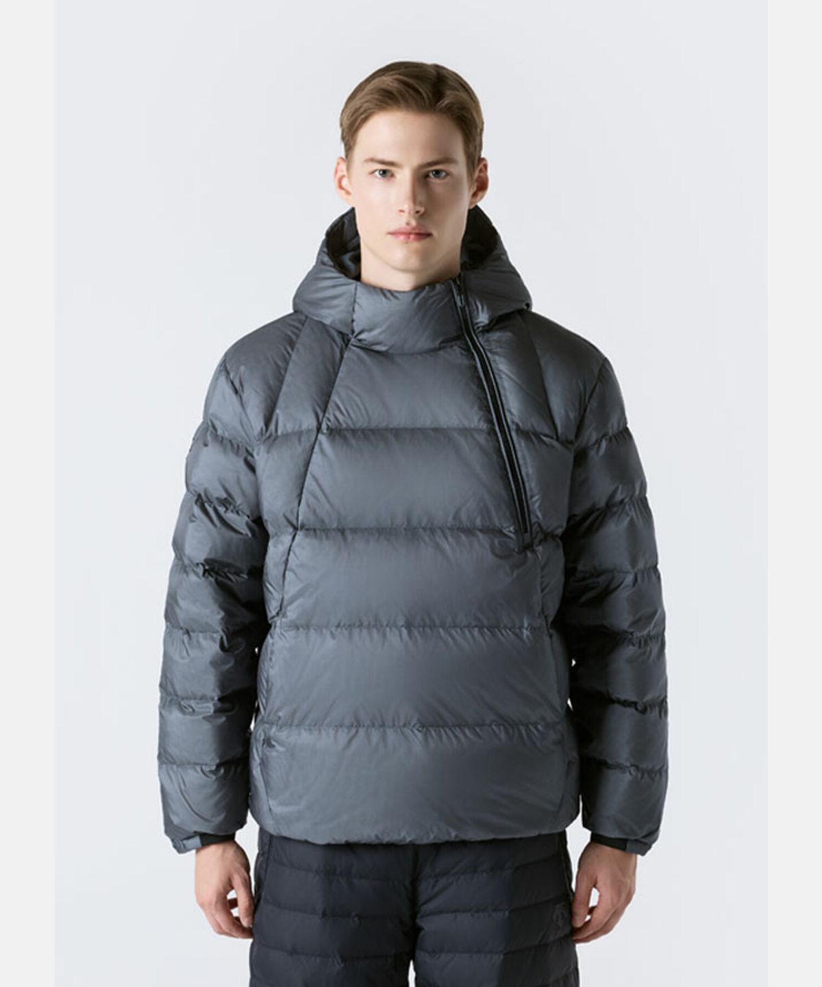 데상트(DESCENTE) 남성 DE:LIGHT 경량 다운 아노락 차콜 SR321SAN97