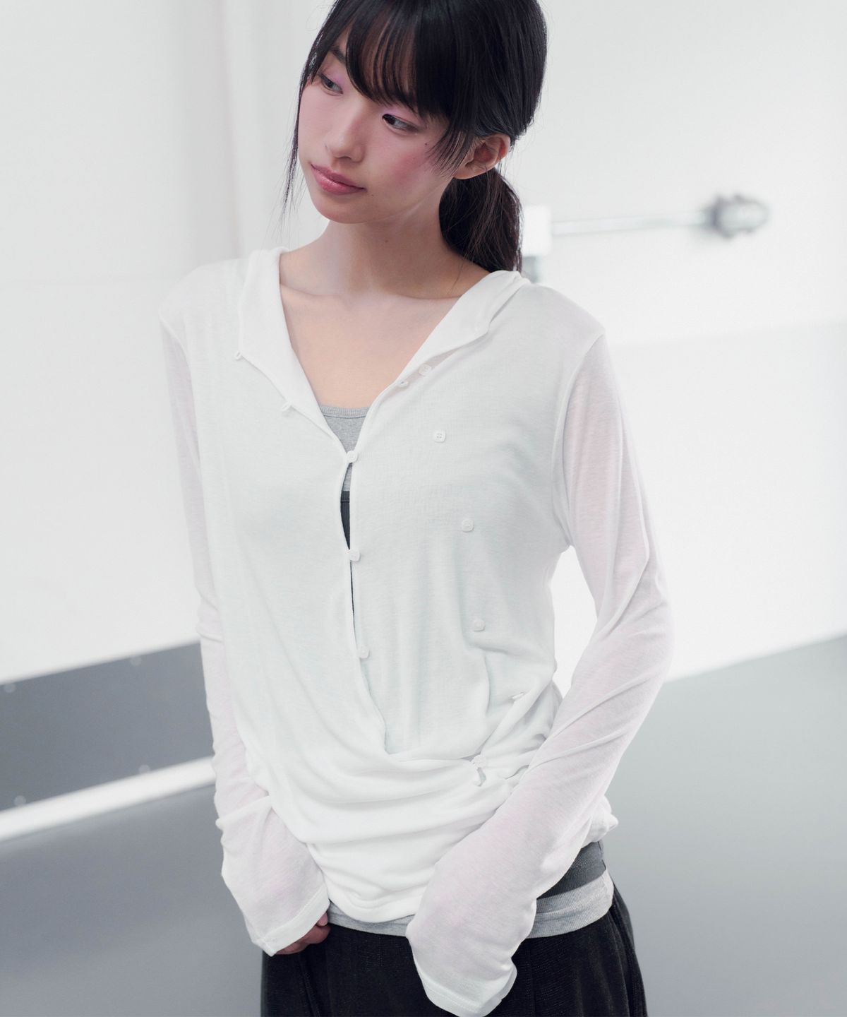 온스카(ONSKA) DRAPE BUTTON HOODED LONG SLEEVE T (WHITE)
