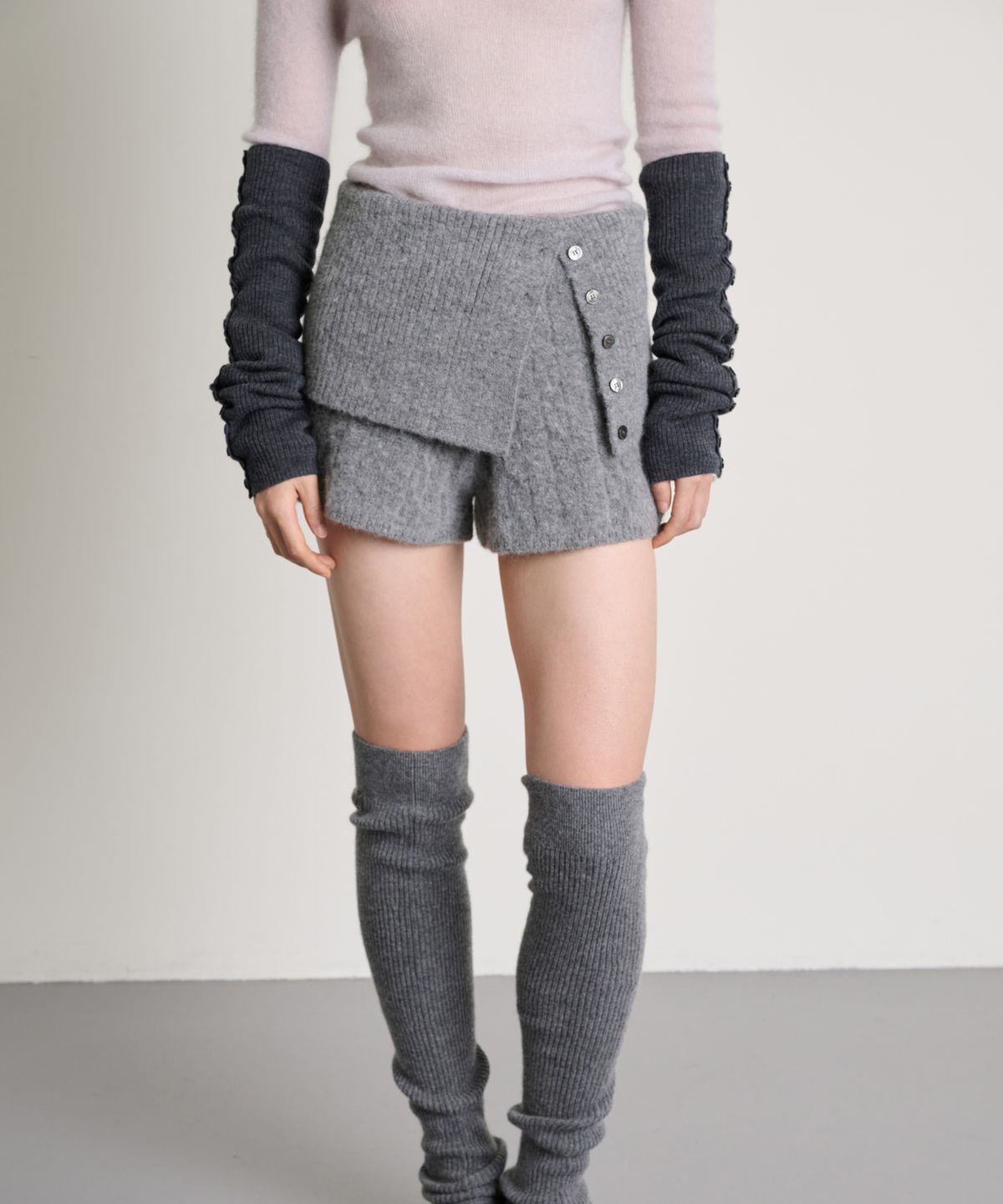 더애틋(THE AÉTUT) Alpaca Wool Cable Shorts_Charcoal