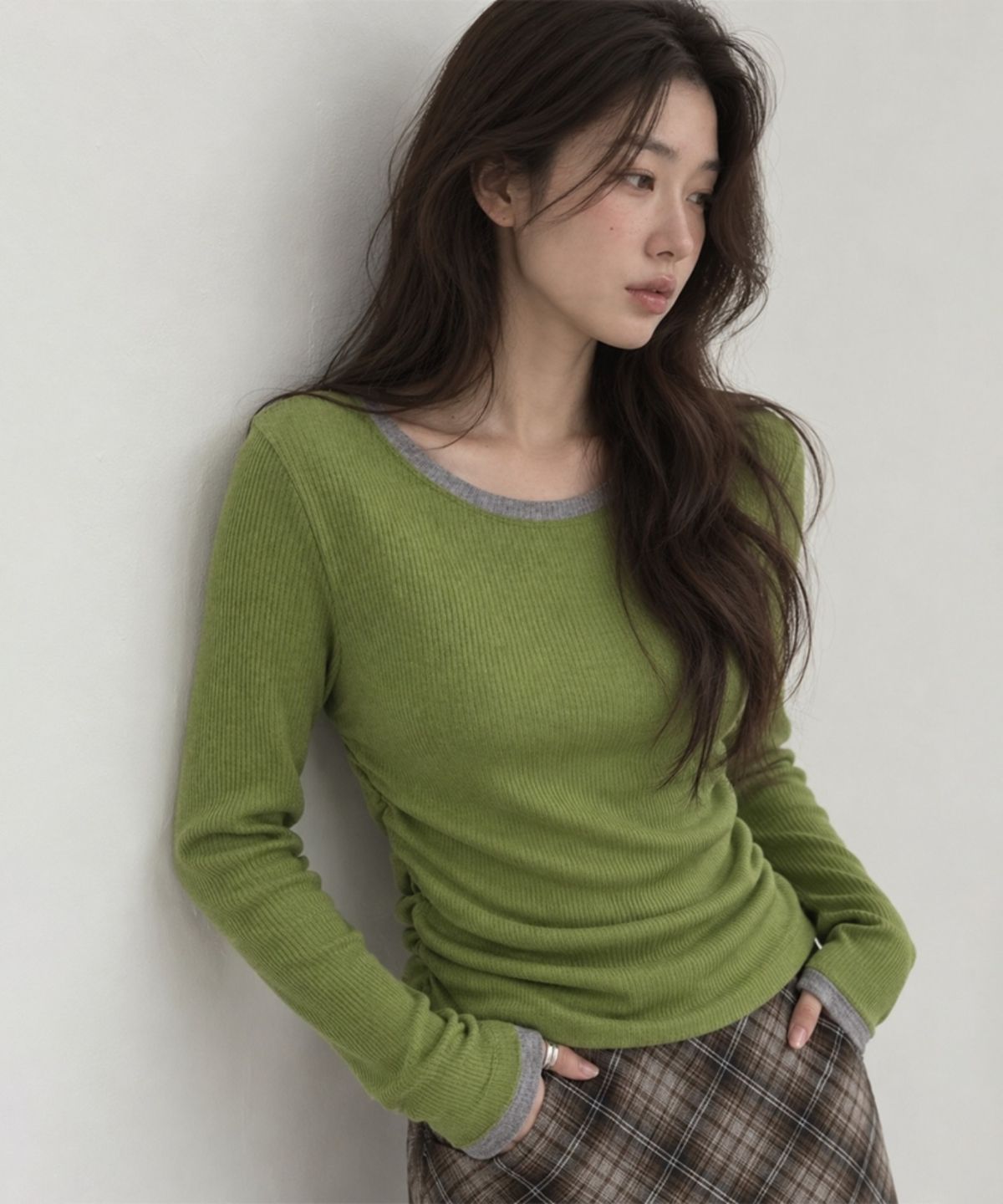 넌즈시(NUNZSI) 앙고라 셔링 배색 티셔츠 올리브