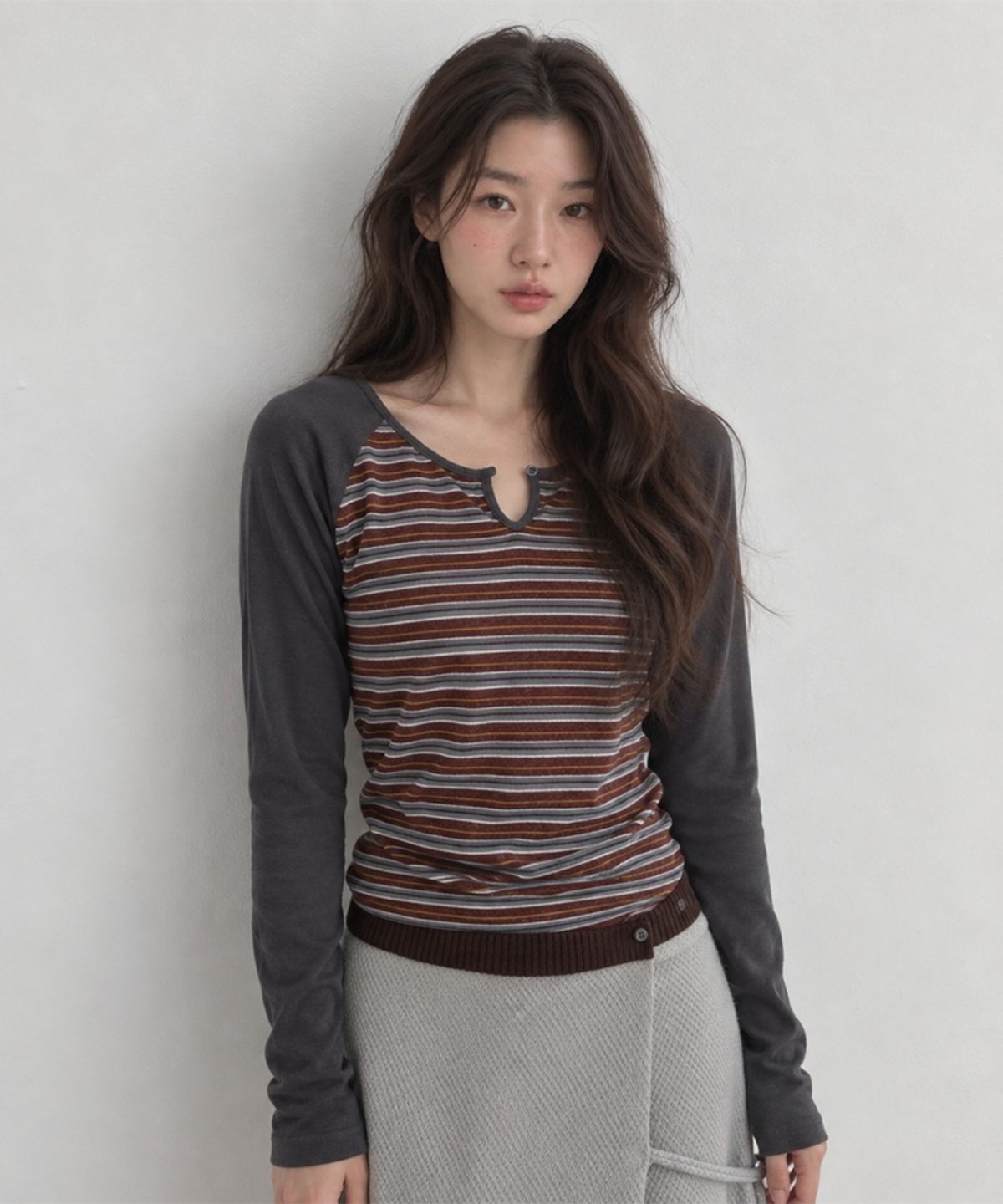 넌즈시(NUNZSI) 스트라이프 레글런 단추 티셔츠 그레이