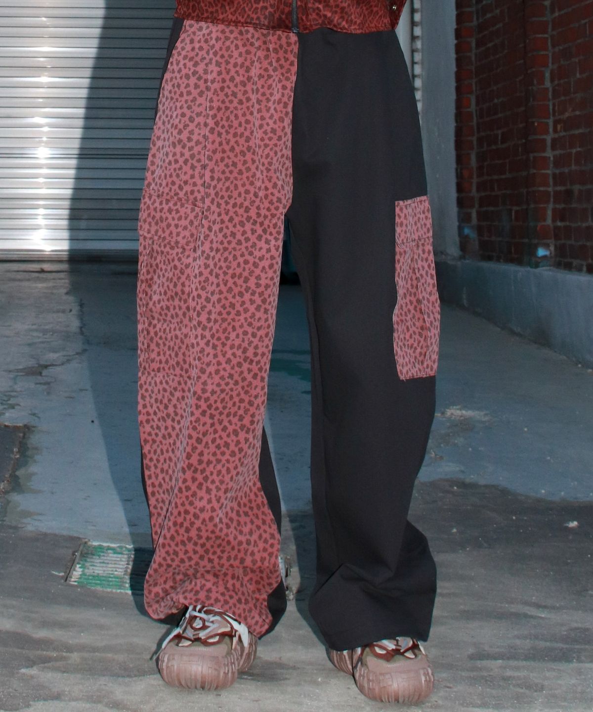 드마크(DEMARC) M Asymmetrical leopard Cargo Wide track pants - Burgundy & Black