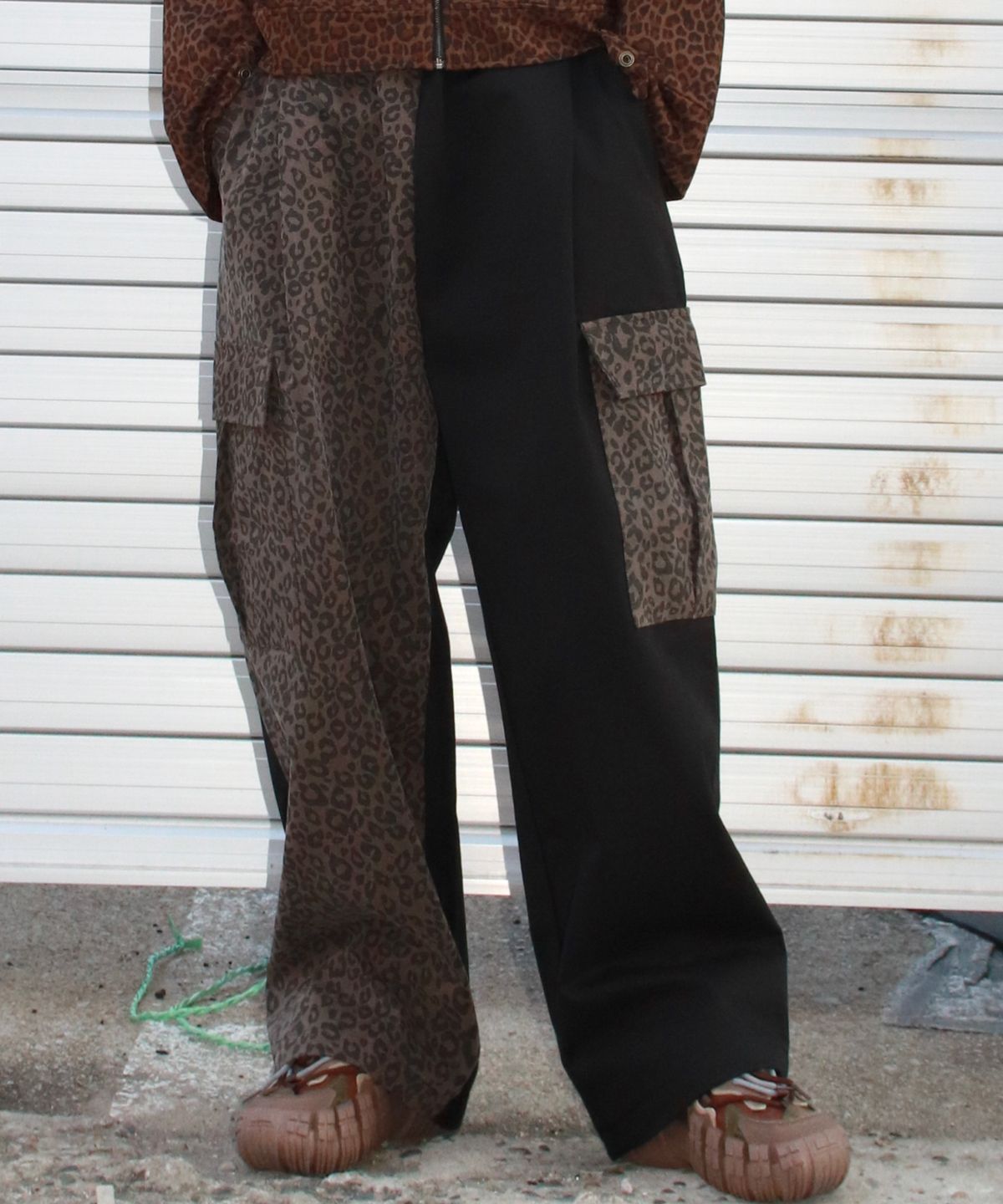 드마크(DEMARC) M Asymmetrical leopard Cargo Wide track pants - Brown & Black