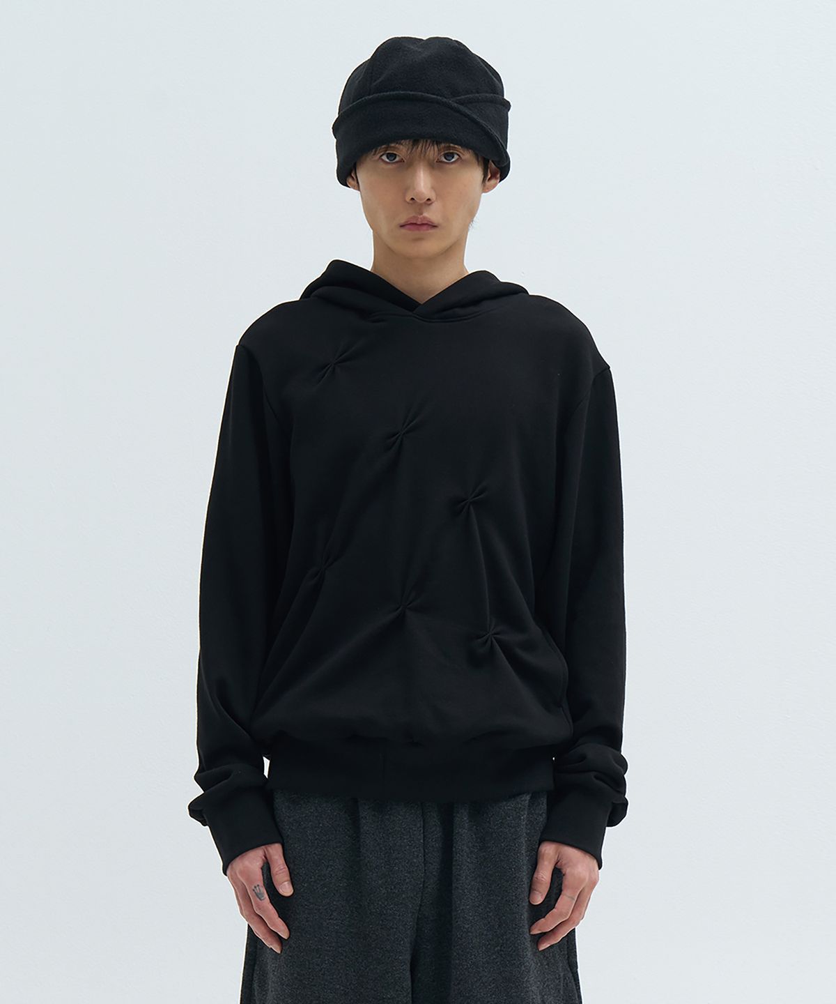 카사카사(KASAKASA) Sculpted Pleat Hoodie Black