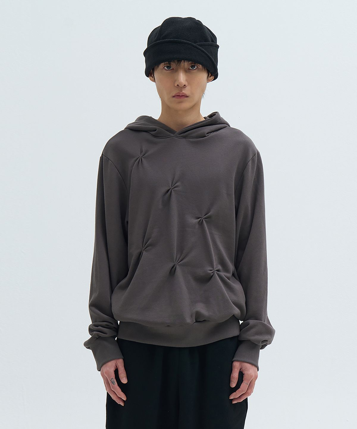 카사카사(KASAKASA) Sculpted Pleat Hoodie Charcoal