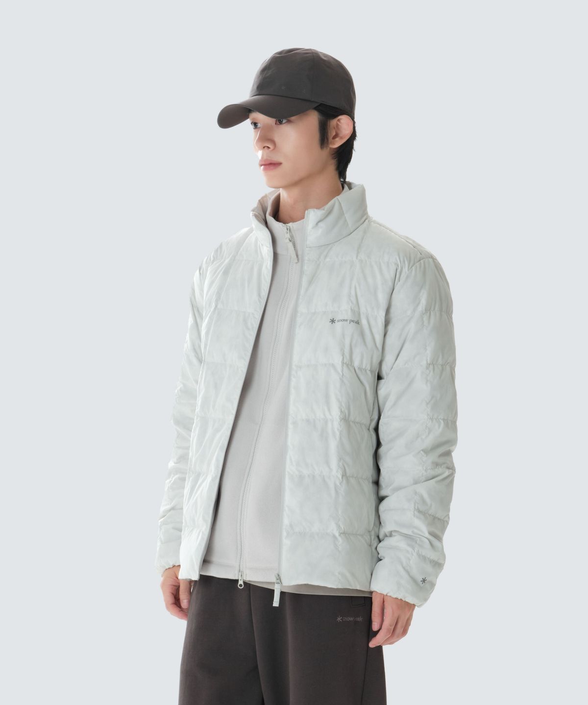 스노우피크 어패럴(SNOWPEAK APPAREL) 캠프블록 스탠드넥 경량 다운 자켓 (S26WUFDJ46) Ice Gray
