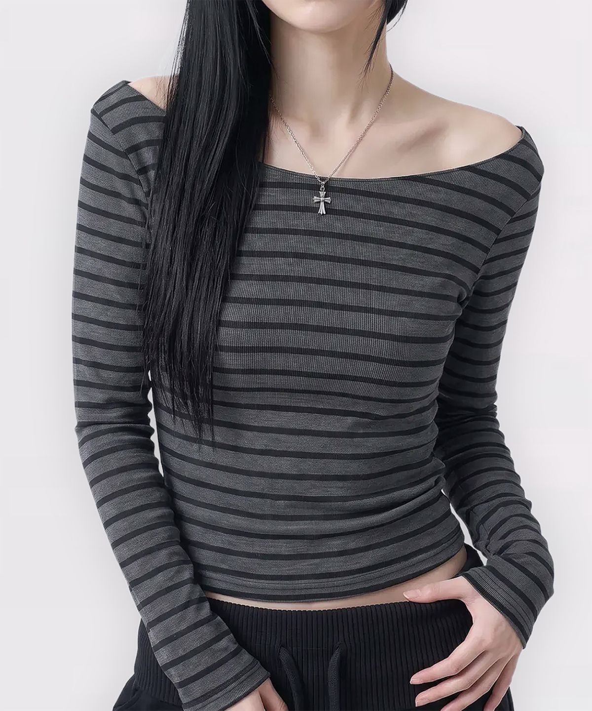 레세터(LESSETTER) 슬림핏 보트넥 스트라이프 롱 슬리브_CHARCOAL
