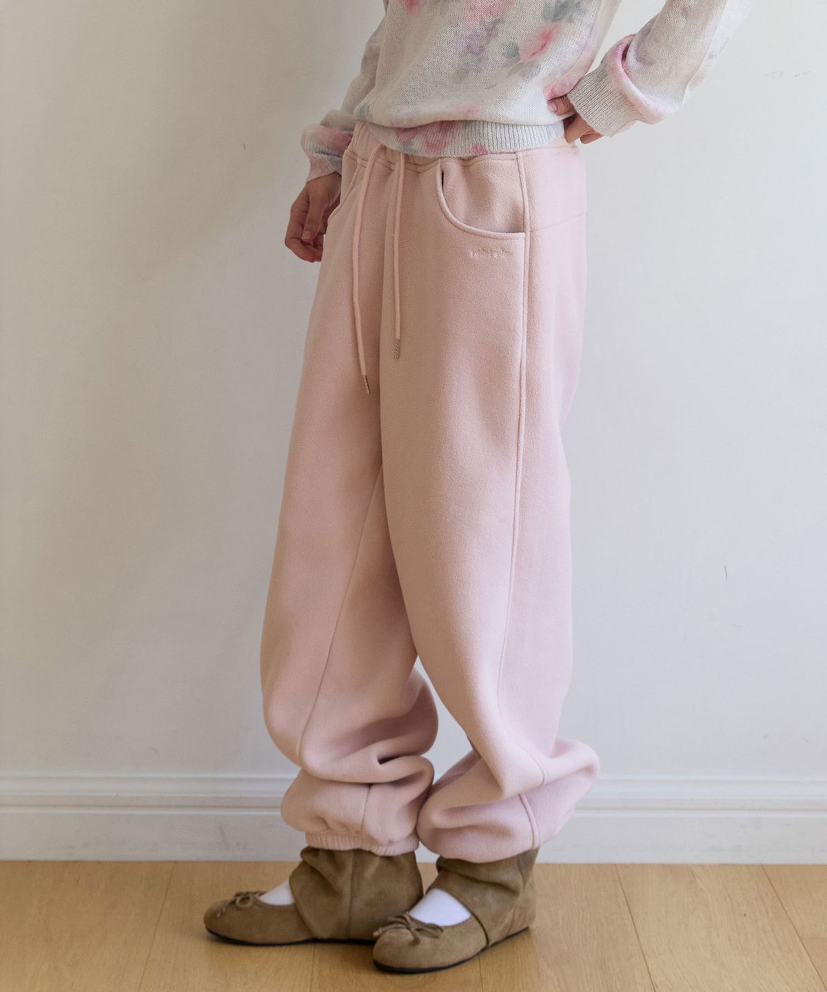 로라로라(ROLAROLA) FLEECE CURVED JOGGER PANTS PINK
