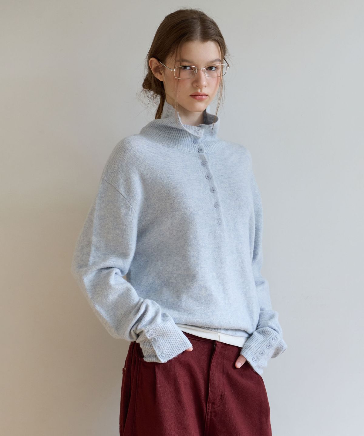로라로라(ROLAROLA) HIGH NECK BUTTON KNIT BLUE