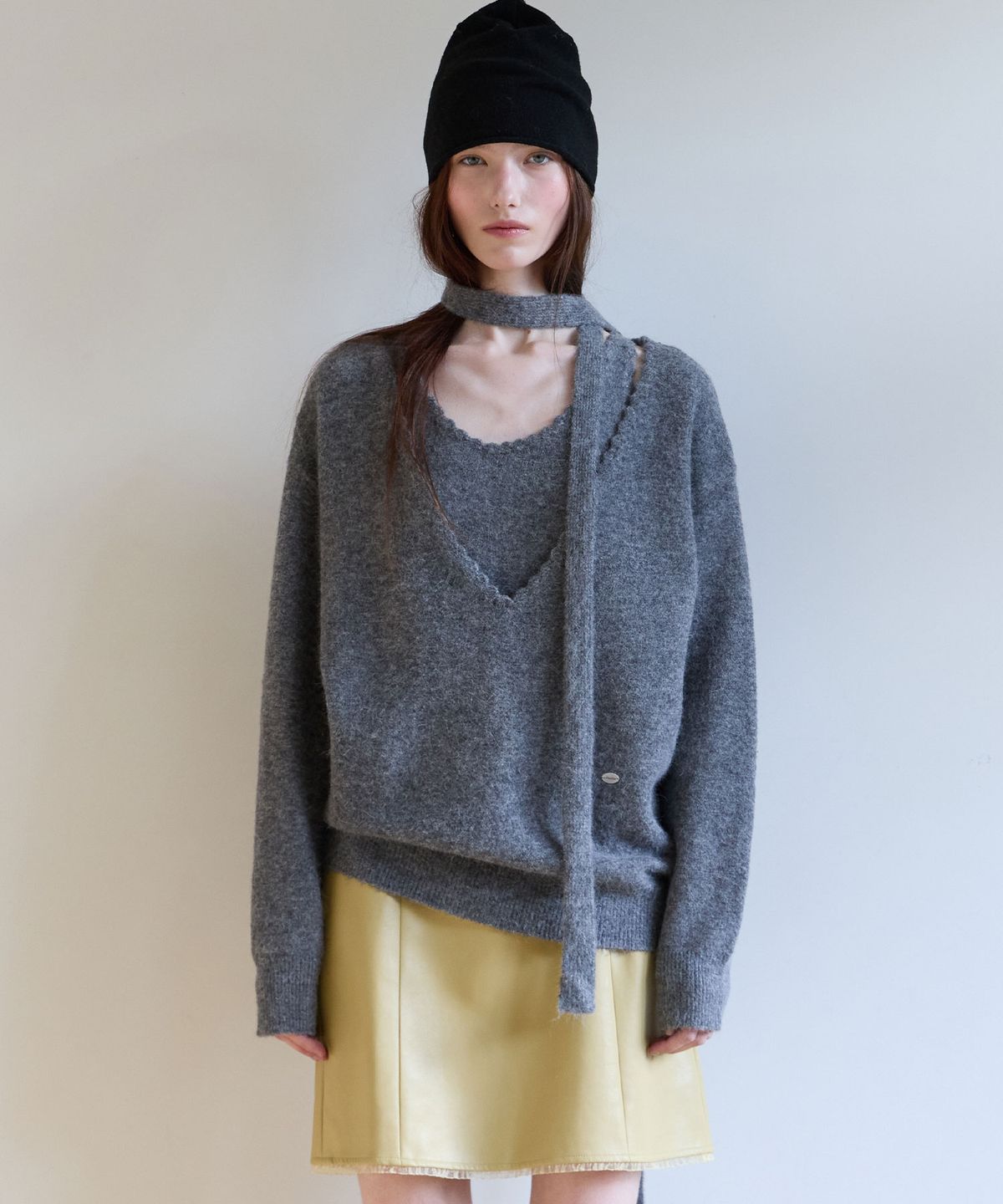 로라로라(ROLAROLA) DEEP V NECK KNIT SET CHARCOAL